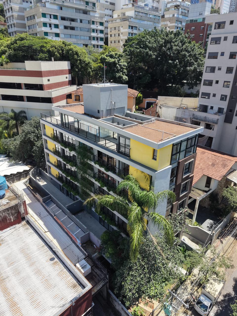 Vista aérea do edifício You! Smart Residence, com fachada verde, no bairro Luxemburgo em Belo Horizonte
