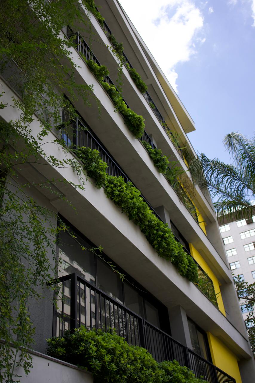 Fachada verde com jardim vertical do You! Smart Residence, no bairro Luxemburgo em Belo Horizonte